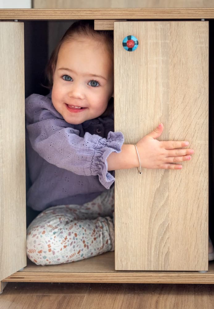 Kind speelt kiekeboe bij kinderopvang Kind&co ludens
