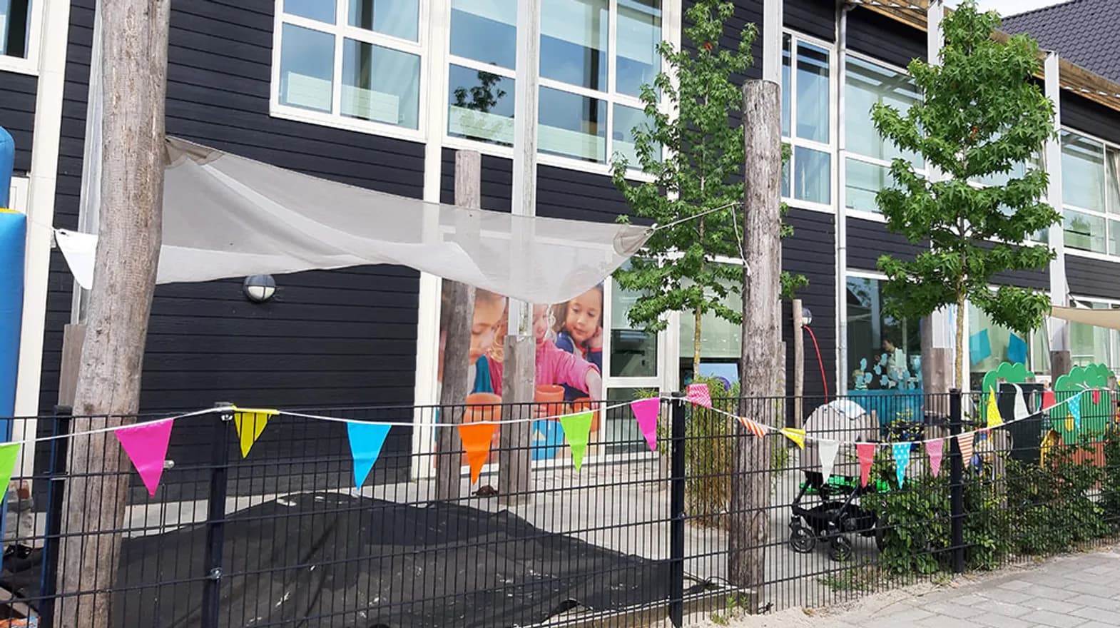 Gebouw met buitenruimte van Peuteropvang Werkhoven Dozijntje bij kinderopvang Kind&co ludens
